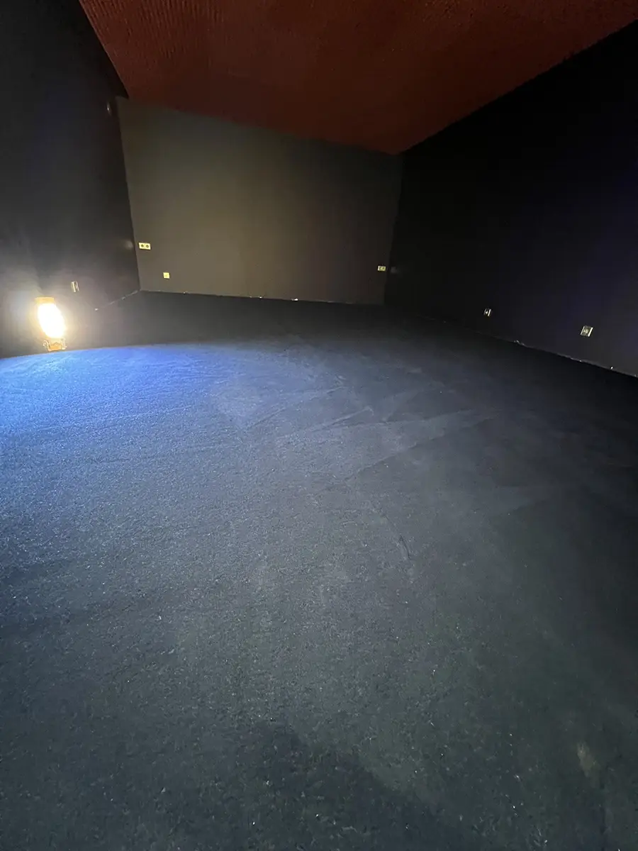 pose-moquette-salle-de-cinema